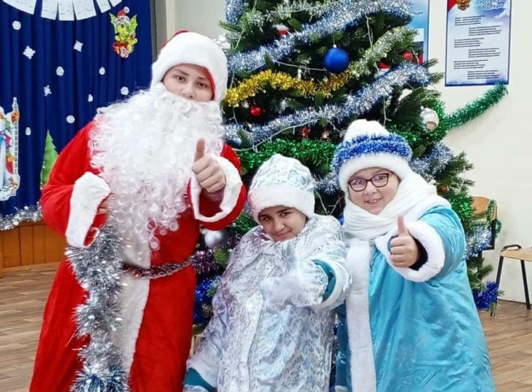 Новогодний праздник для детей работников МКОУ ЦО "Альянс" п. Харик.