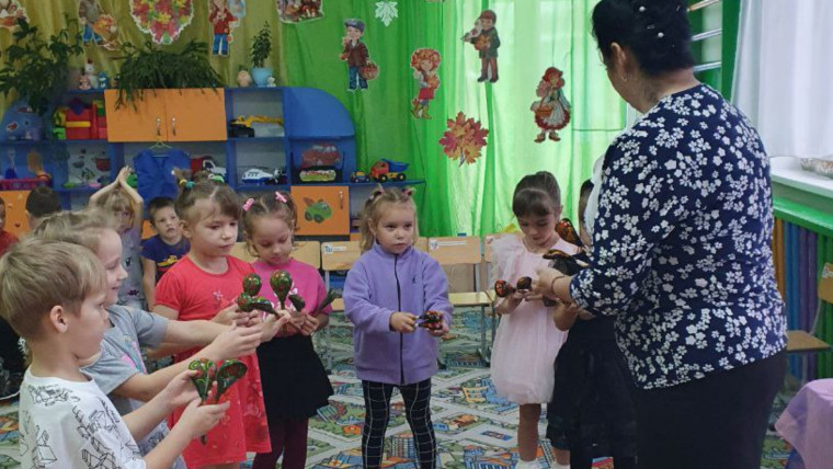 Новости детского сада: занятие по музыке "Знакомство с деревянной ложкой".
